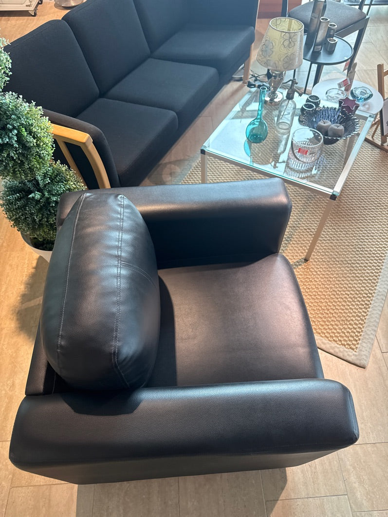 Lænestol i stilrent design sort